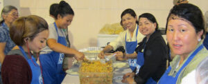 06-05-pic-1-Western-Hmong-Mennonite-Church-Group-preparing-spring-rolls-at-the-MCC-BC-Annual-Festival-_2016