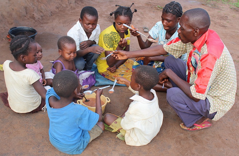 Supplying food to people displaced by violence