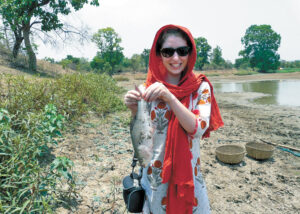 15-94 pic 4 catching fish w hands-web