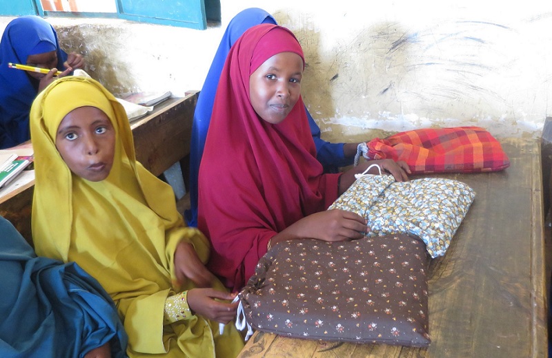 Displaced Somalis receive school kits, comforters