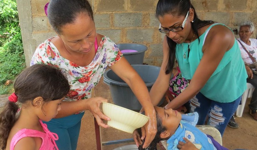 Venezuelan Mennonites share faith through food and shampoo