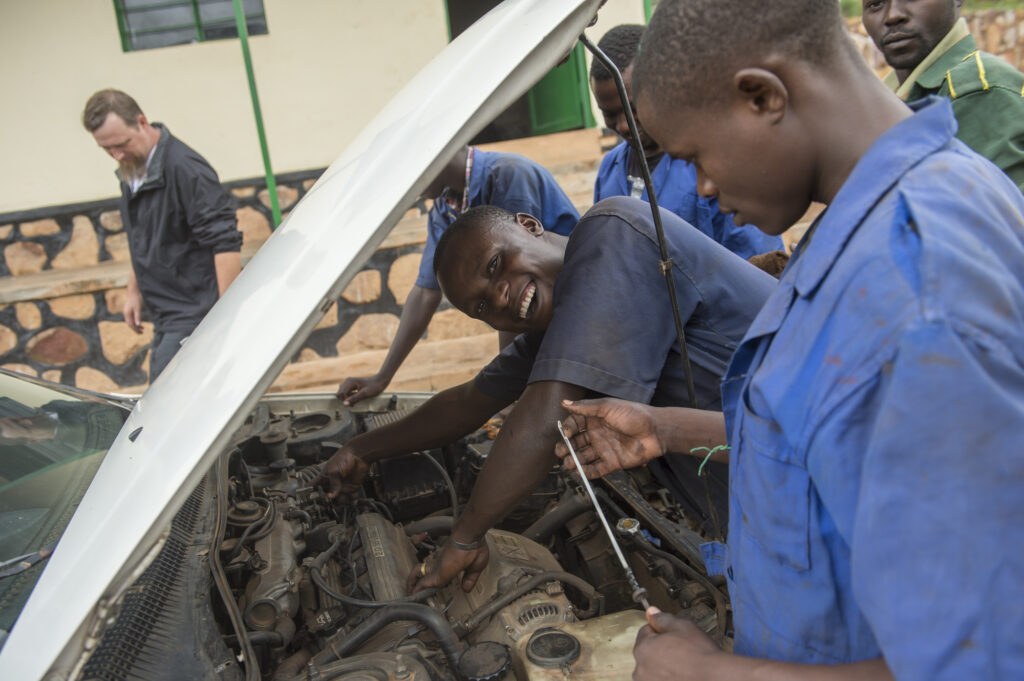 rwanda_fixing_car